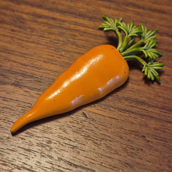 Vintage Orange Carrot Brooch - Picture 2 of 4